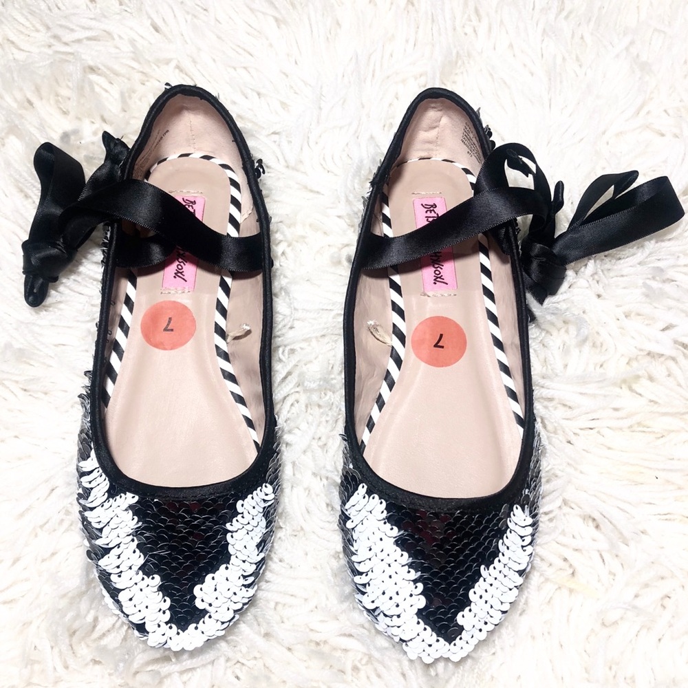 Brand NEW! Betsy Johnson Flip Sequin Flats Size 7